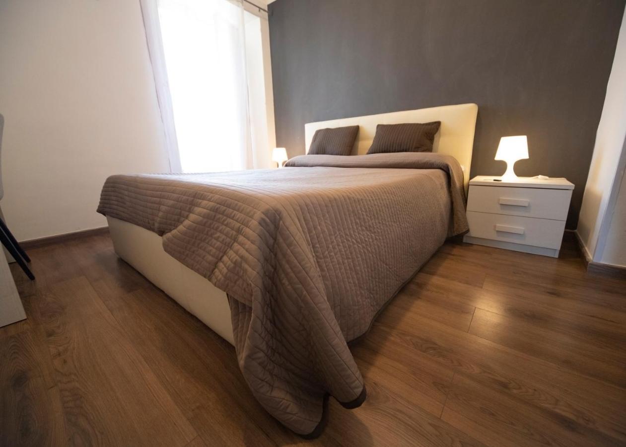 Rooms In Shared Apartment - City Center Catania Luaran gambar