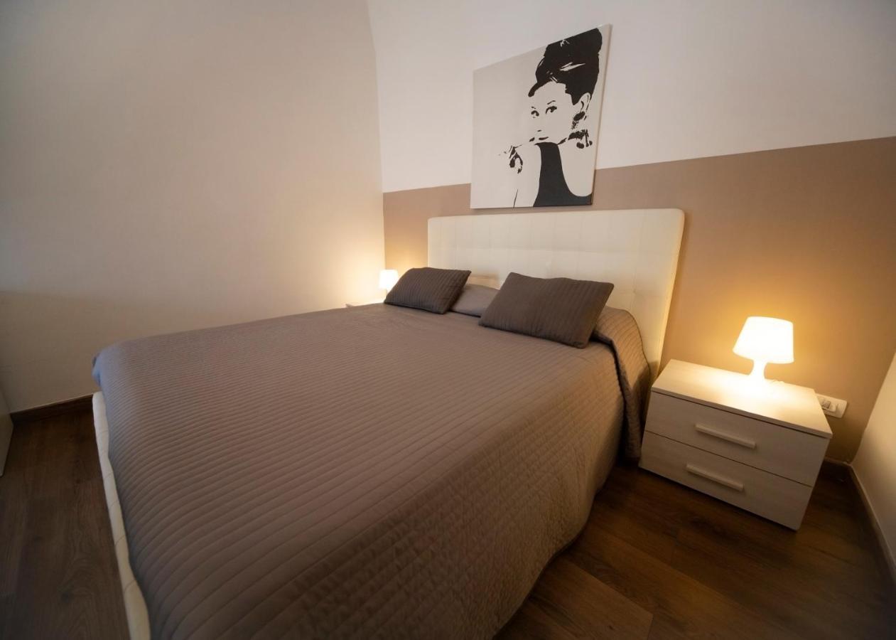 Rooms In Shared Apartment - City Center Catania Luaran gambar