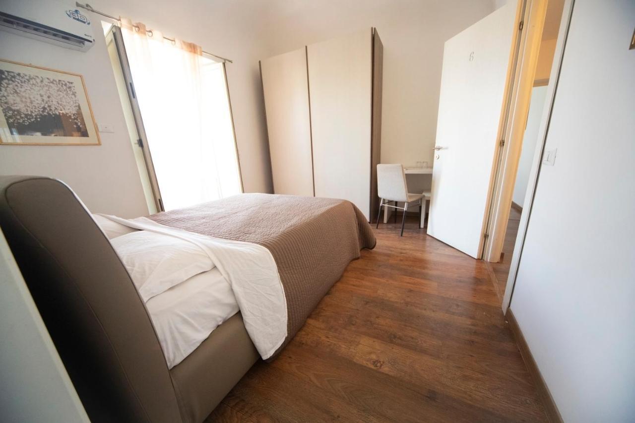 Rooms In Shared Apartment - City Center Catania Luaran gambar